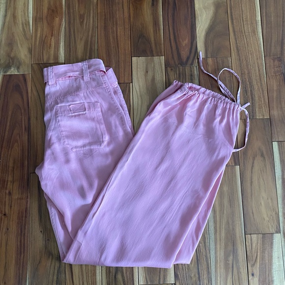 Blush pink silk JLO cargo pants. - Picture 4 of 5